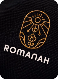 Detalhe do bordado Romanah em tecido preto