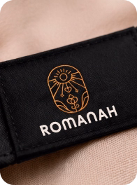 Detalhe da etiqueta Romanah aplicada à peça