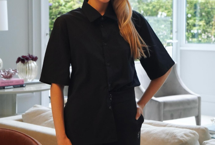 Modelo vestindo uniforme preto de mangas curtas