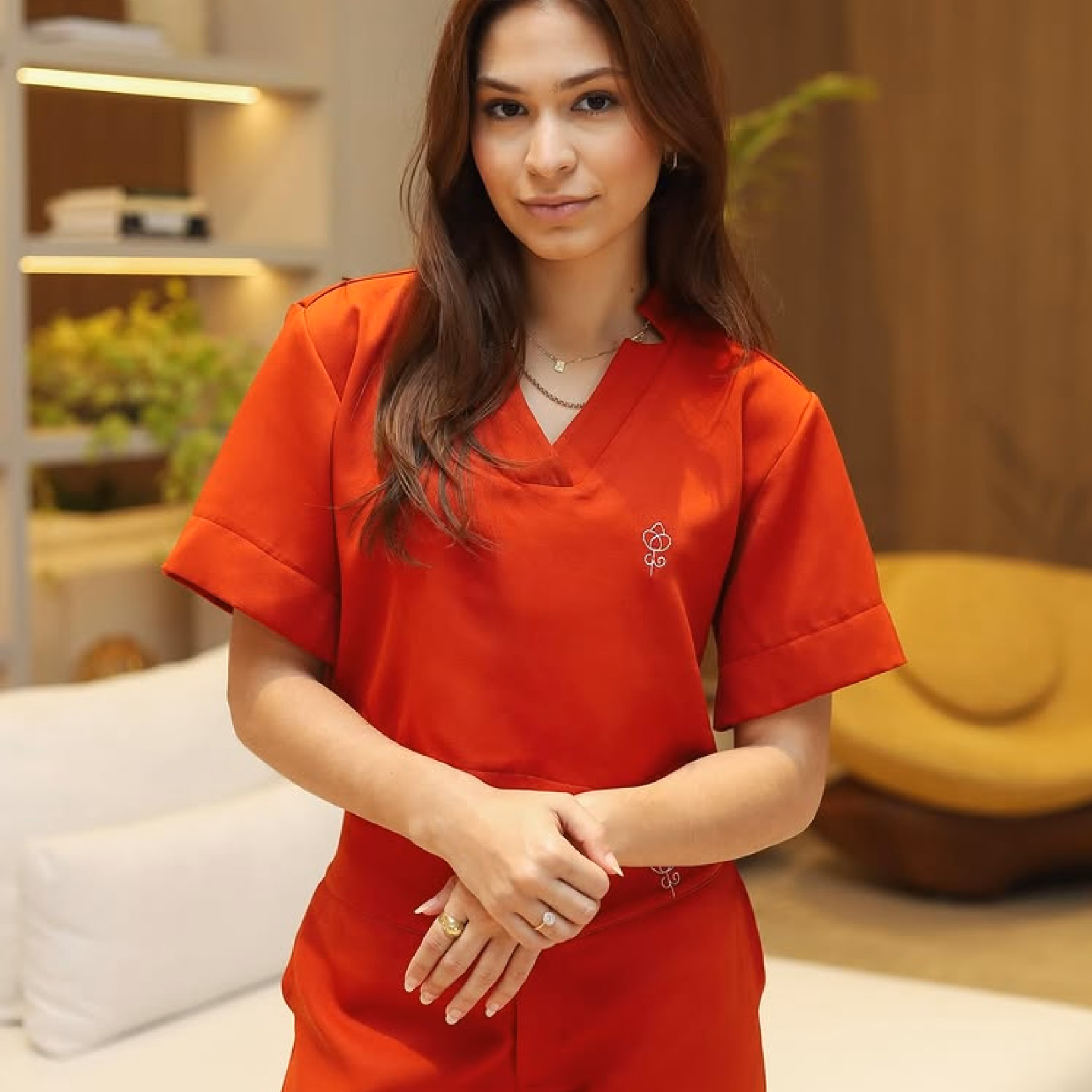 Profissional vestindo uniforme vermelho personalizado