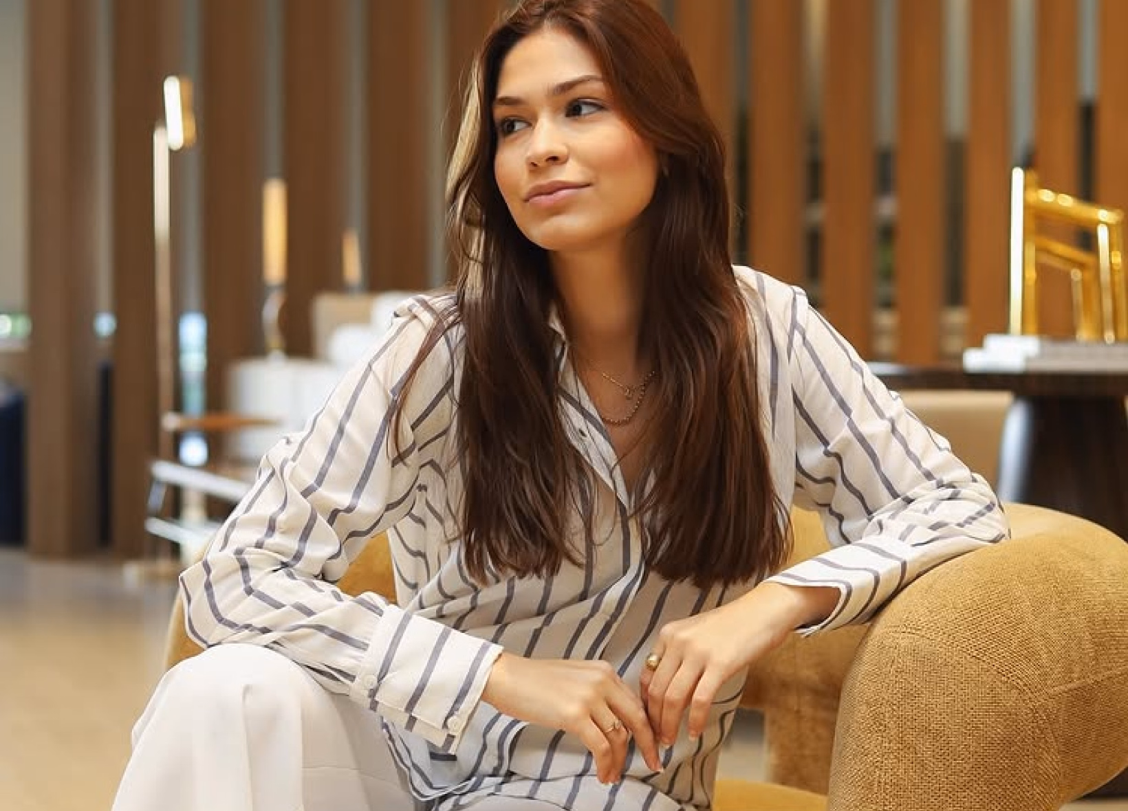 Mulher usando uma camisa listrada Romanah